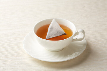 白い背景に暖かい紅茶のイメージ