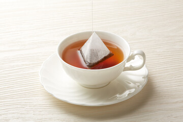 白い背景に暖かい紅茶のイメージ