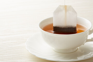 白い背景に暖かい紅茶のイメージ
