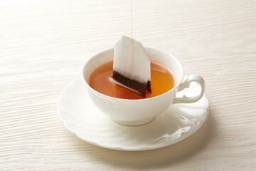 白い背景に暖かい紅茶のイメージ