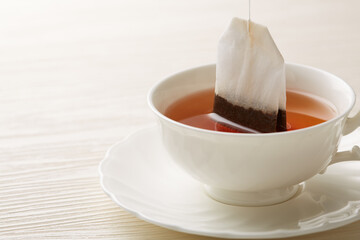 白い背景に暖かい紅茶のイメージ