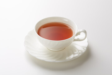 白い背景に暖かい紅茶のイメージ