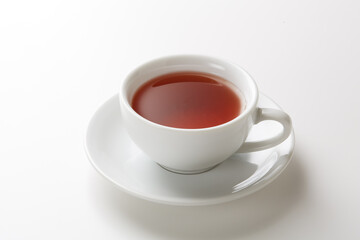 白い背景に暖かい紅茶のイメージ