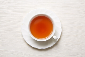白い背景に暖かい紅茶のイメージ