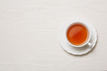 白い背景に暖かい紅茶のイメージ
