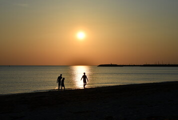 promenade sur la plage le soir