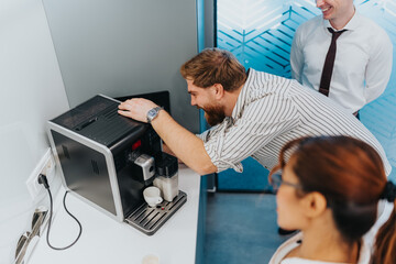 Obraz premium A team of multicultural colleagues maneuvering a compact coffee machine in a sleek office kitchenette, showcasing collaboration and a relaxed, professional atmosphere.