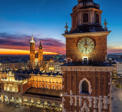 Rynek Gł&oacute;wny w Krakowie z lotu drona o wschodzie słońca