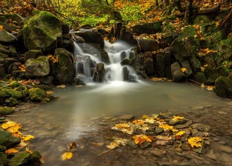 Jesienny widok na wodospady potoku Głębieniec w Gorcach
