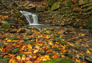 Jesienny widok na wodospady potoku Głębieniec w Gorcach