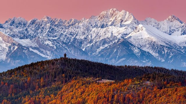 Jesienny widok na Gorce i zaśnieżone Tatry Wysokie z wieży na Mogielicy