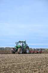 Obraz premium Agriculture en automne charrue