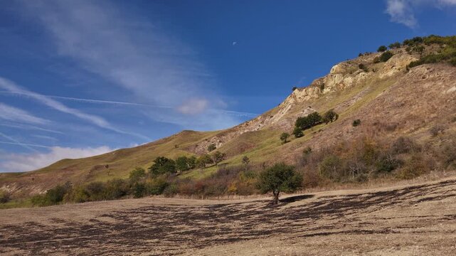 
Drone &ndash; Paesaggio collinare arido in Campania, Italia, con pendii rocciosi e cielo blu limpido
