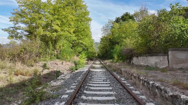 Drone &ndash; Binari ferroviari dismessi immersi nella natura in Campania, Italia