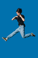 Obraz premium Silhouette of energetic man executing parkour against vivid