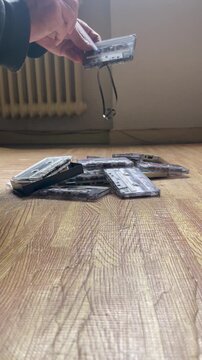 Cinta de cassette antigua magn&eacute;tica enrollada con boli junto a otros casetes