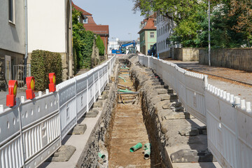 Baustelle mit Graben für eine neue Fernwärmeleitung