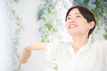 日差しを浴びてストレッチをする日本人女性