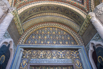 Details de l'entr&eacute;e de la cathedrale Sainte Etchmiadzine, Armenie