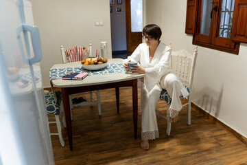 Obraz premium Woman drinking coffee in morning while reflecting