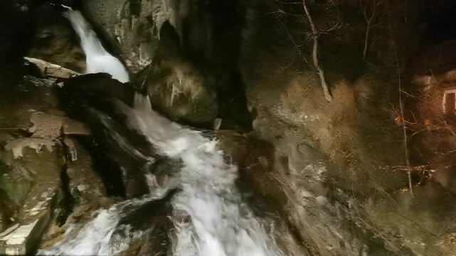Wasserfall in Bad Gastein in &Ouml;sterreich bei Nacht