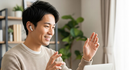 笑顔でジェスチャーを交えるオンライン会議の男性