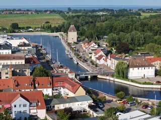 Seebad Ueckermünde, Blick auf den Stadthafen mit Klappbrücke und Speicher 2025