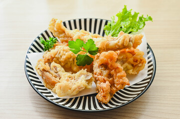 お皿に盛った鶏の天ぷら