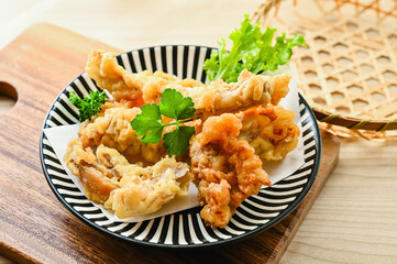 お皿に盛った鶏の天ぷら