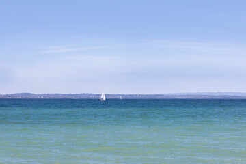 Fototapeta premium serene coastal scene, idyllic nautical imagery emphasizing peace and openness for advertising and artistic