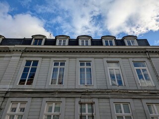 Obraz premium Lille Grand Siècle: Symmetrical Windows Under Slate Roof