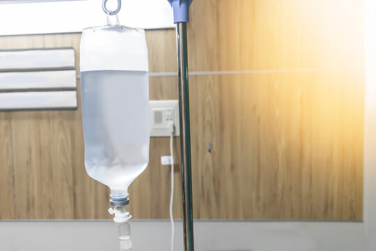 Giving saline to patients. Giving saline to the body to compensate for dehydration according to medical principles.