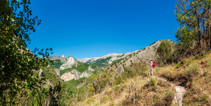 Panorama Wanderpfad vom Flu&szlig; B&egrave;s zum geologischen Relikt Lame de Facibelle im Talkessel V&eacute;lodrome