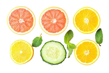 Obraz premium Freshly sliced grapefruit, lemon, orange, and cucumber arranged beautifully with mint leaves for a refreshing summer snack