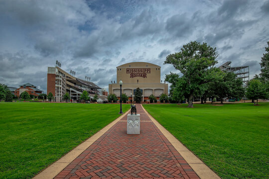 Starkville, Mississippi USA Julu 2, 2015:  Davis Wade Stadium Mississippi State Bulldog statue in front of Davis Wade Stadium.