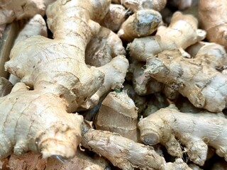 gros plan sur des racines e gingembre sur l'étale d'un marché bio