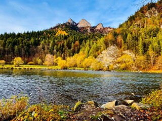Červený Kláštor 01.11.2025, Slovakia, A beautiful morning on the Dunajec River and a magnificent view of the Three Crowns (Trzy Korony) in the Pieniny Mountains. © Bartomiej