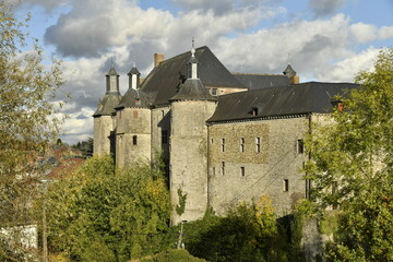 L'imposant château fort dominant le centre historique d'Écaussinnes-Lalaing (Soignies)