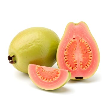 Metade de goiaba vermelha madura com folhas, isolada no branco. Excelente para temas de alimenta&ccedil;&atilde;o saud&aacute;vel, frutas tropicais e sucos naturais.