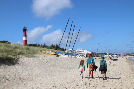 Familie geht am Strand spazieren, Insel Sylt