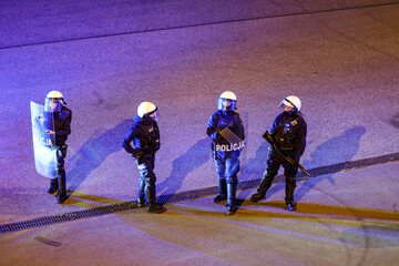 Policjant prewencji w kasku na zabezpieczeniu w mieście © FotoDax