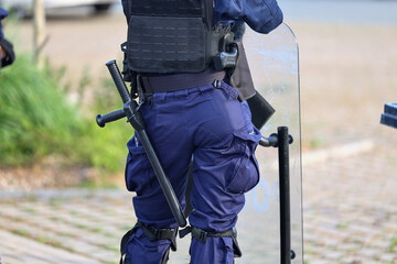 Policjant prewencji w kasku na zabezpieczeniu w mieście © FotoDax