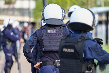 Policjant prewencji w kasku na zabezpieczeniu w mieście