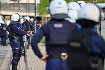 Policjant prewencji w kasku na zabezpieczeniu w mieście © FotoDax