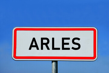 Obraz premium Ortsschild Arles