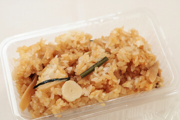 パックに入った山菜おこわ