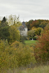 Obraz premium Château dissimulé dans la végétation en automne à Sosoye (Anhée-Dinant)