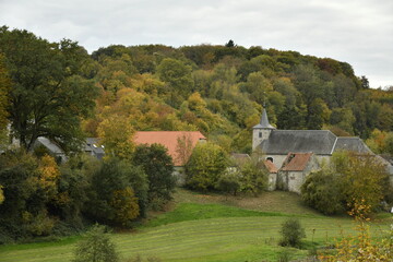 Obraz premium Le village de Sosoye et l'église Notre-Dame de la Nativité dans un environnement bucolique en automne à Anhée (Dinant)