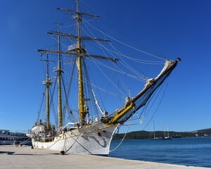 Obraz premium An imposing, multi-masted traditional sailing ship, or 
