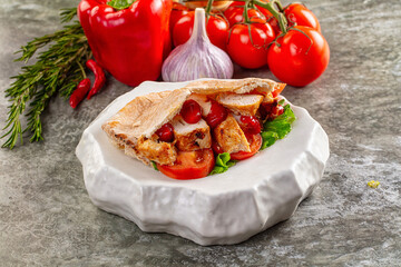 Pita with chicken and vegetables